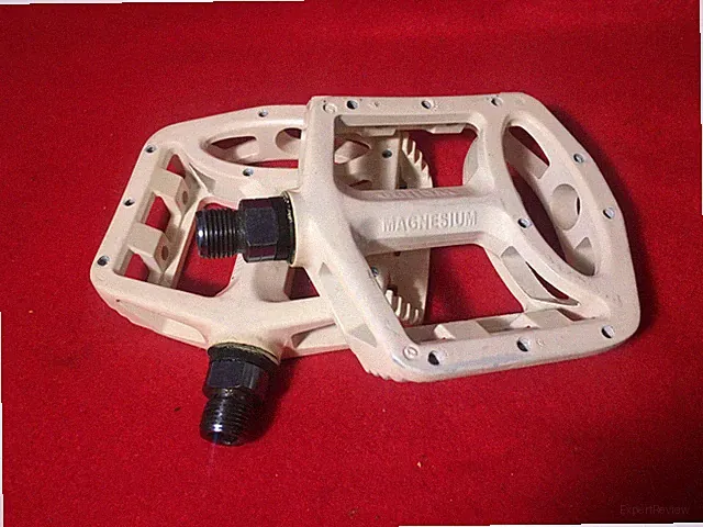 Wellgo MG-1 Magnesium Bmx/Mtb/Cruiser Platform Pedals White 9/16" Fits Skyway GT