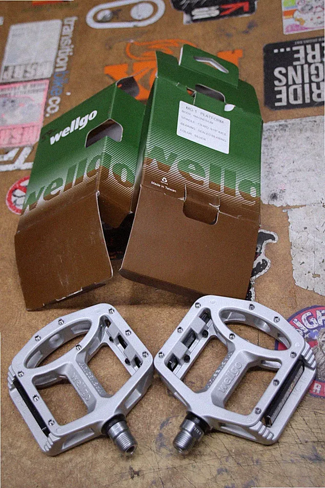 Wellgo MG-1 Magnesium Platform Mountain Bike Pedals Silver Replaceable Pins